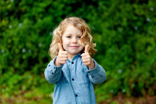 Gelukkig Jongetje Met Lang Blond Haar Genieten Van Natuur Het — Stockfoto