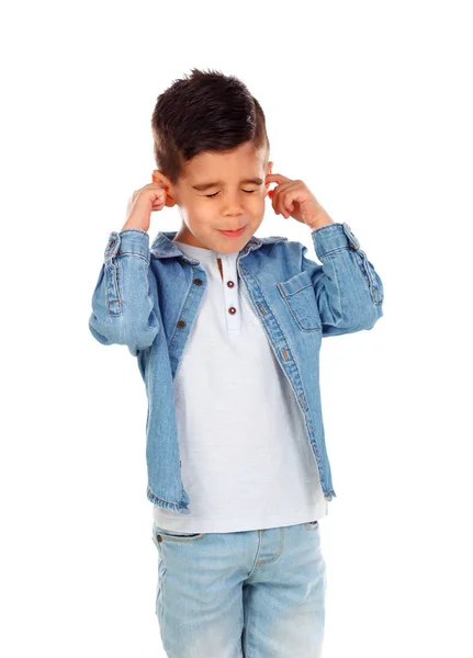 Χαριτωμένο Αγόρι Που Καλύπτουν Αυτιά Του Που Απομονώνονται Λευκό Φόντο — Φωτογραφία Αρχείου