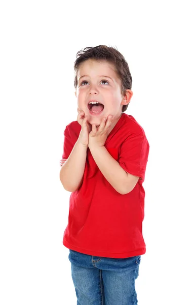 Έκπληκτος Αγόρι Στο Κόκκινο Shirt Θέτοντας Απομονωθεί Λευκό Φόντο — Φωτογραφία Αρχείου