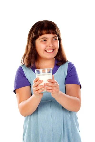 白い背景に分離した牛乳のガラスを保持しているかわいい女の子 — ストック写真