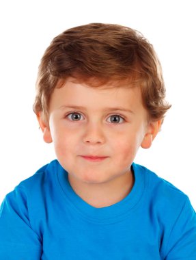 sevimli gülümseyen küçük oğlan mavi tişört beyaz arka plan üzerinde izole.
