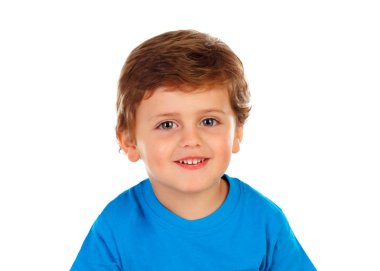 sevimli gülümseyen küçük oğlan mavi tişört beyaz arka plan üzerinde izole.