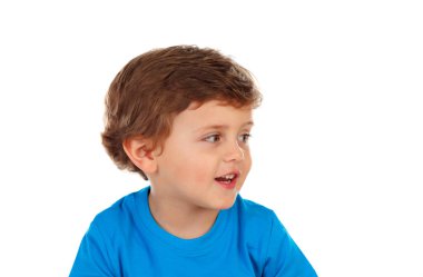 sevimli gülümseyen küçük oğlan mavi tişört beyaz arka plan üzerinde izole.