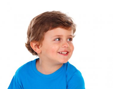 sevimli gülümseyen küçük oğlan mavi tişört beyaz arka plan üzerinde izole.