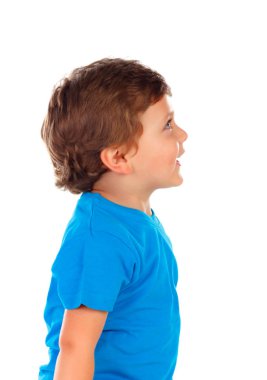 sevimli gülümseyen küçük oğlan mavi tişört beyaz arka plan üzerinde izole.