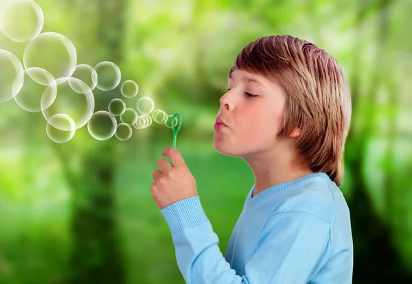 Rozkošný Nedospělý Chlapec Fouká Pro Vytvořit Bubliny Parku — Stock fotografie
