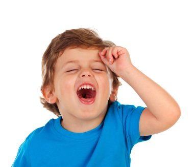 sevimli gülümseyen küçük oğlan mavi tişört beyaz arka plan üzerinde izole.