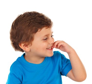 sevimli gülümseyen küçük oğlan mavi tişört beyaz arka plan üzerinde izole.