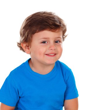 sevimli gülümseyen küçük oğlan mavi tişört beyaz arka plan üzerinde izole.
