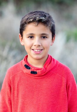 Kırmızı formalı mutlu adam. 