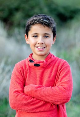 Kırmızı formalı mutlu adam. 