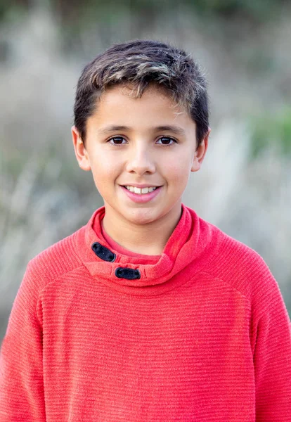 Chico feliz con camiseta roja —  Fotos de Stock