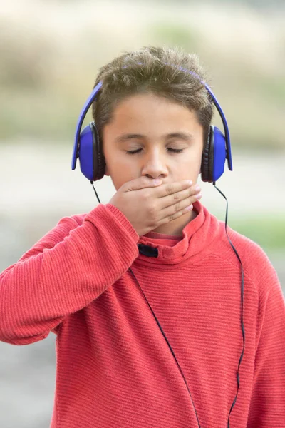 Musique pour enfants avec écouteurs et yeux fermés — Photo