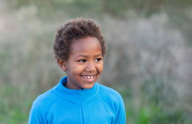 Mavi formalı mutlu Afrikalı çocuk