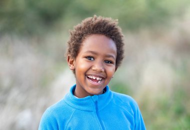 Mavi formalı mutlu Afrikalı çocuk