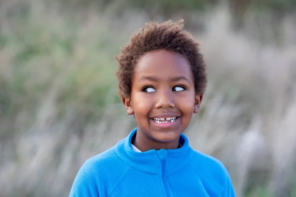 Glückliches afrikanisches Kind mit blauem Trikot — Stockfoto