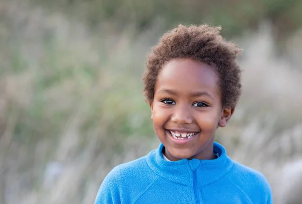 Счастливый африканский ребенок в синей майке — стоковое фото