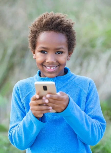 Rozkošné africké dítě s mobilním telefonem — Stock fotografie