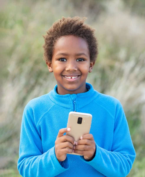 Cep telefonu olan sevimli Afrikalı çocuk. — Stok fotoğraf