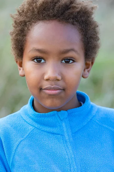 Χαρούμενο αφρικανικό παιδί με μπλε φανέλα — Φωτογραφία Αρχείου