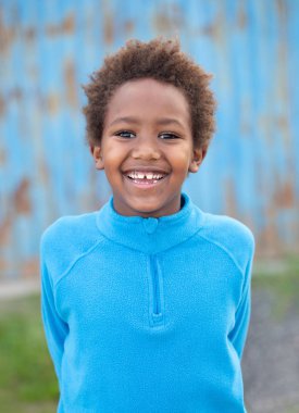 Mavi formalı komik Afrikalı çocuk. 