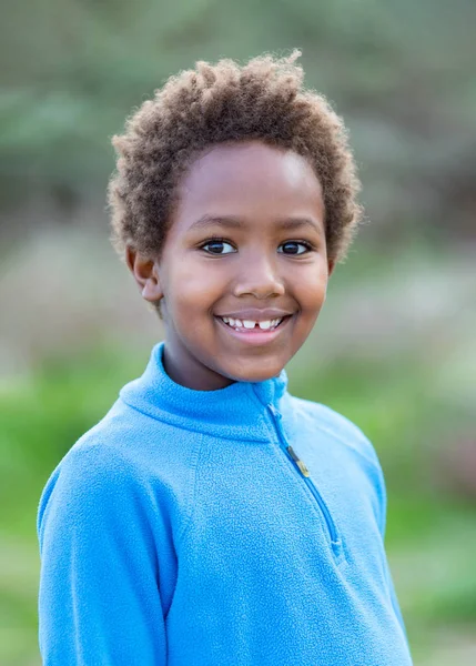 Glückliches afrikanisches Kind mit blauem Trikot — Stockfoto