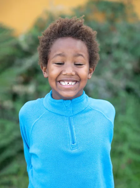 青いジャージーを着た幸せなアフリカの子供 — ストック写真