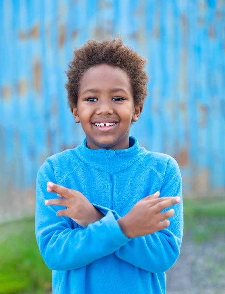 Счастливый африканский мальчик в синем скрестив пальцы — стоковое фото