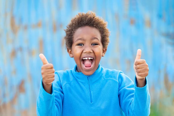 Aufgeregtes afrikanisches Kind sagt ok — Stockfoto