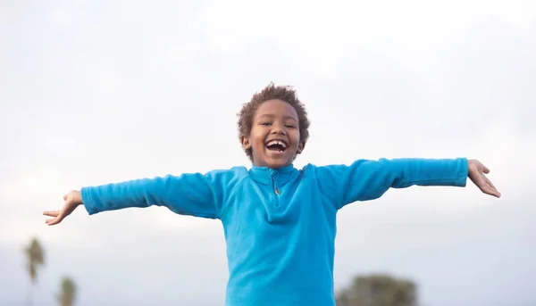 Criança africana feliz abrindo os braços — Fotografia de Stock