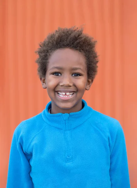 Roligt afrikanskt barn med blå tröja — Stockfoto