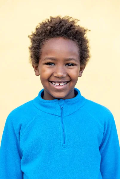 Смешной африканский ребенок в синей майке — стоковое фото