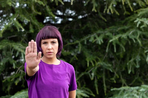 Naštvaná žena ve fialové ukazuje dlaň s nápisem Stop — Stock fotografie