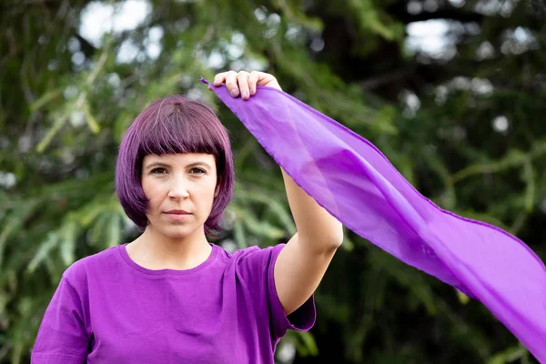 Femme aux cheveux violets et t-shirt — Photo