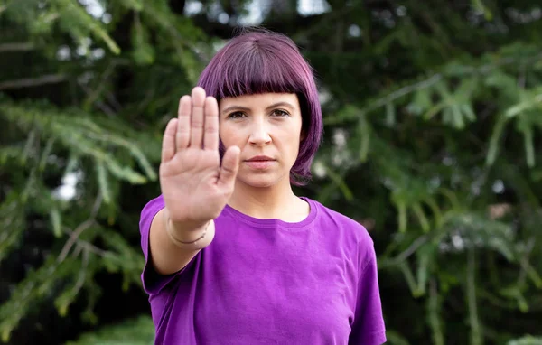 성난 여성 이 보라색 손을 들고 그만 해 라고 말하는 모습 — 스톡 사진