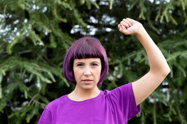 Vrouw met haar vuist hoog gehouden — Stockfoto