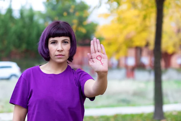 Femme avec le symbole féminin dessiné oh sa main — Photo