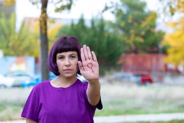 Vrouw met het vrouwelijke symbool getekend oh haar hand — Stockfoto