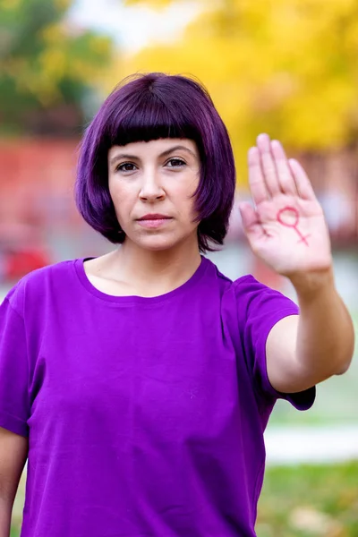 Kvinnan med den kvinnliga symbolen dragen åh hennes hand — Stockfoto