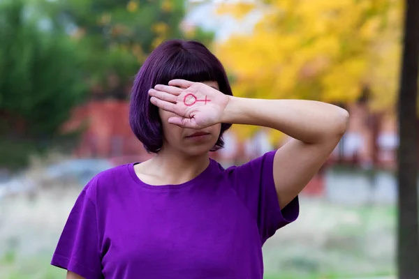 Vrouw met het vrouwelijke symbool getekend oh haar hand — Stockfoto