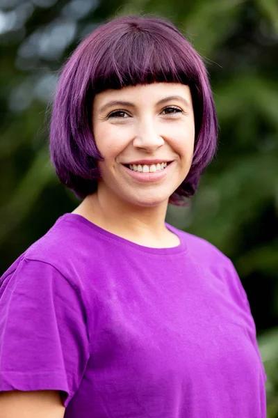 Chica feliz con el pelo morado —  Fotos de Stock