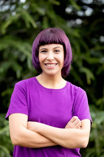 Счастливая девушка с фиолетовыми волосами — стоковое фото