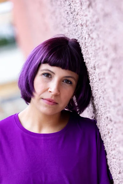 Mujer triste con el pelo morado —  Fotos de Stock