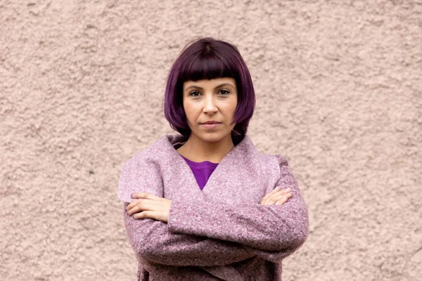 Femme de mode avec des cheveux violets et manteau — Photo