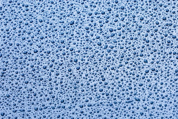 Superfície azul com gotas de água da chuva — Fotografia de Stock