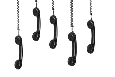 Kablolu siyah telefonlar asılı.