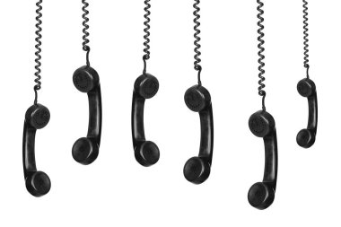 Kablolu siyah telefonlar asılı.