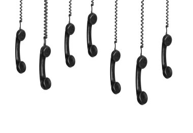 Kablolu siyah telefonlar asılı.