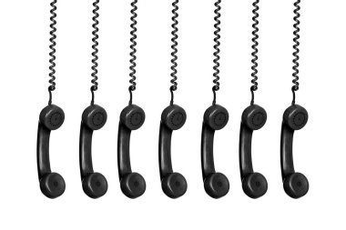 Kablolu siyah telefonlar asılı.
