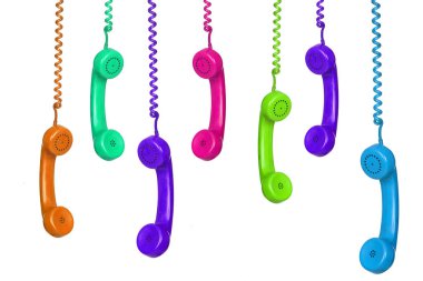 Bir sürü renkli telefon asılı. 